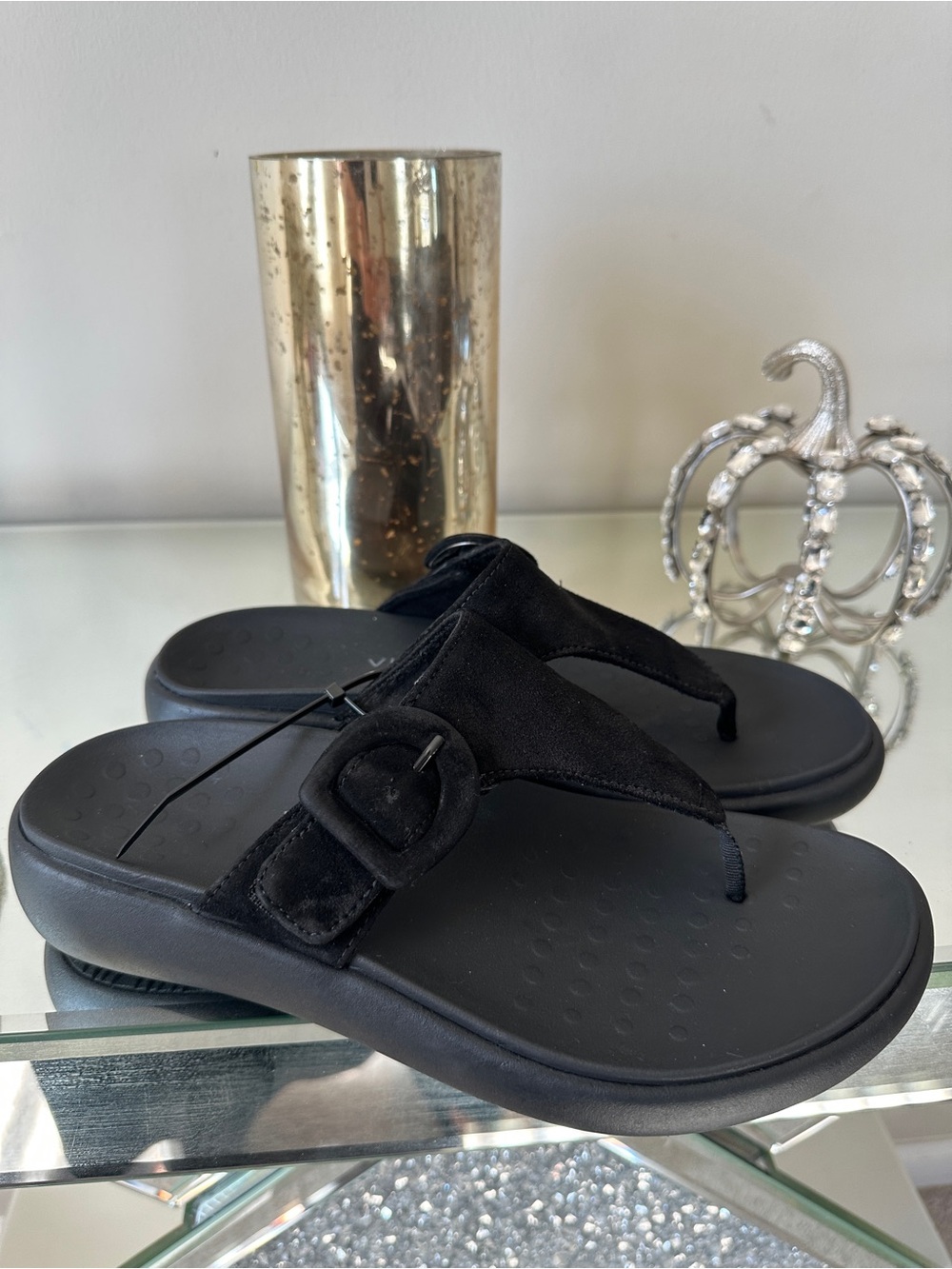 Vionic Black Suede Thong Sandals with Buckle so soft
